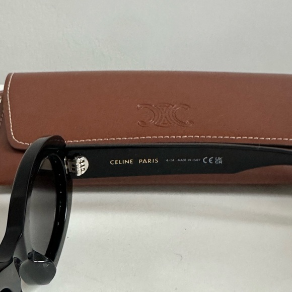 TRIOMPHE 01 SUNGLASSES IN ACETATE
Light wear. No visible scratches on lens - Picture 5 of 6